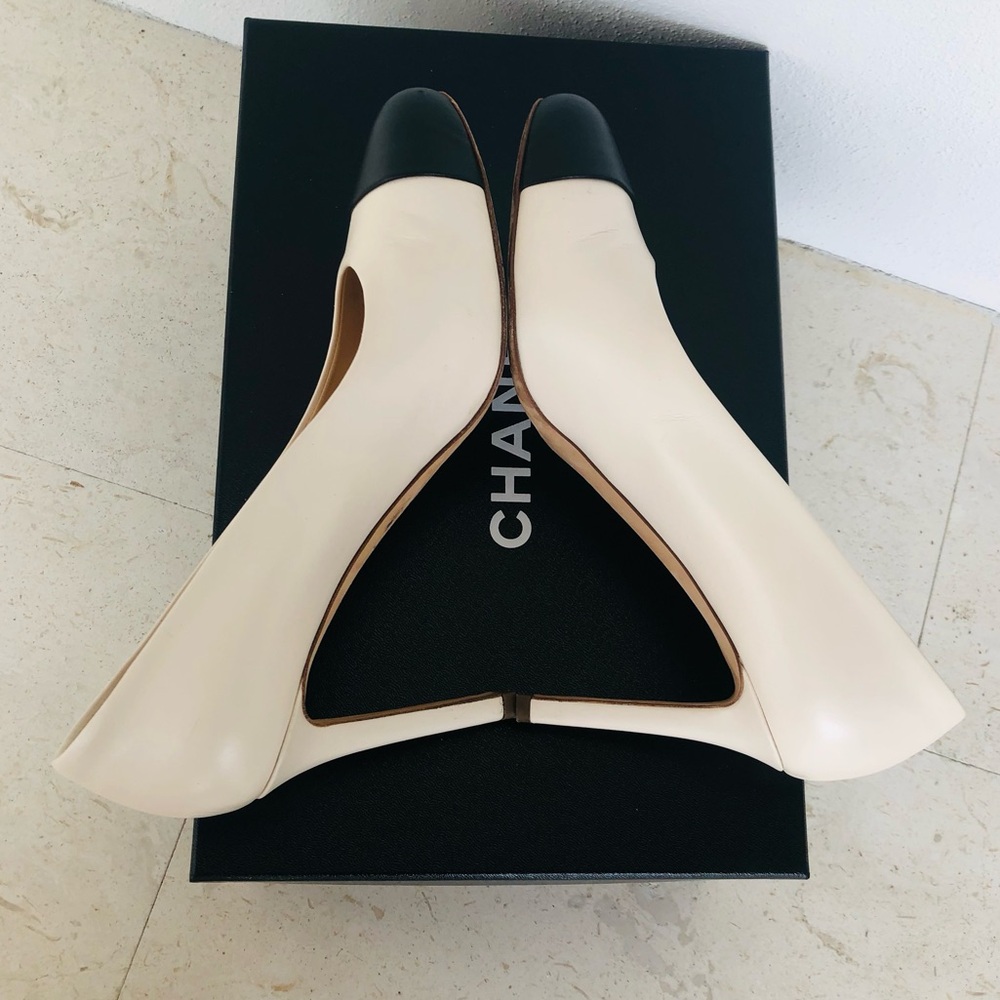 CHANEL Two-Tone Cap -Toe Pumps in Cream and Black .Size 39 - Picture 5 of 12